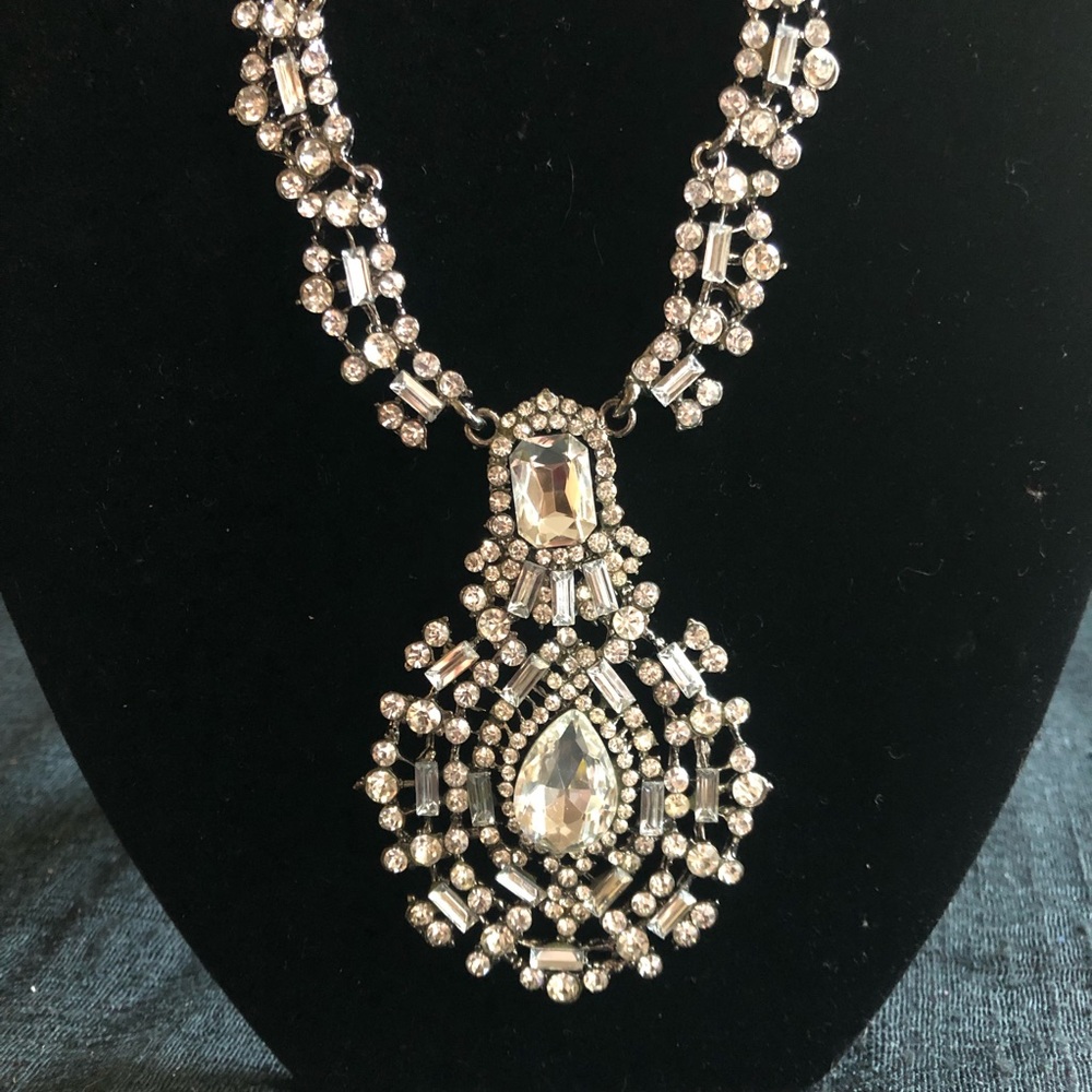 NWT Statement Necklace!! Beautiful Rhinestone/silver tone bib with vintage vibes